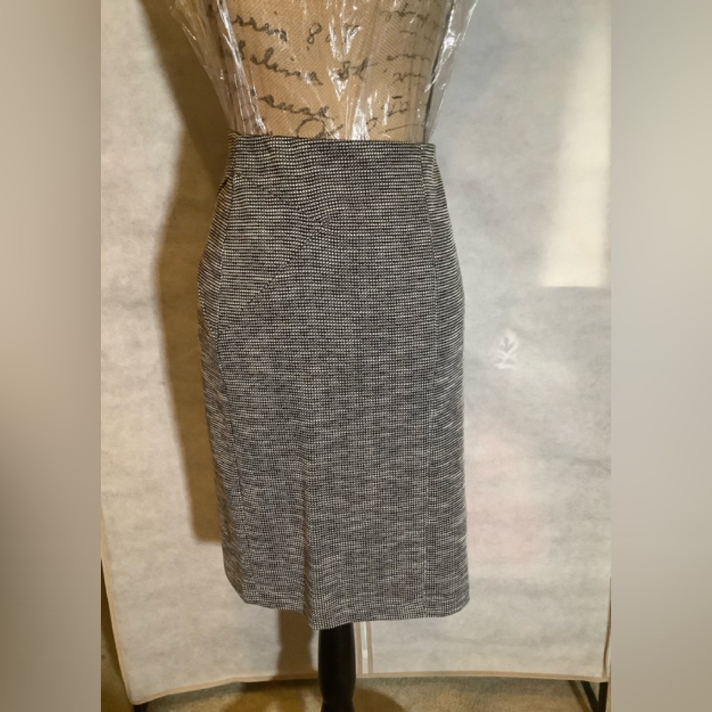 ELLE, Black & white spandex pencil skirt. Sz M